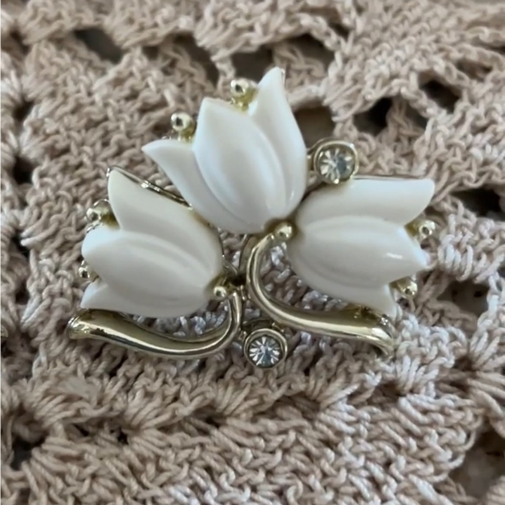 Elegant Kramer White Tulip Thermoset Clip-On Earrings Designer Signed - Picture 9 of 13